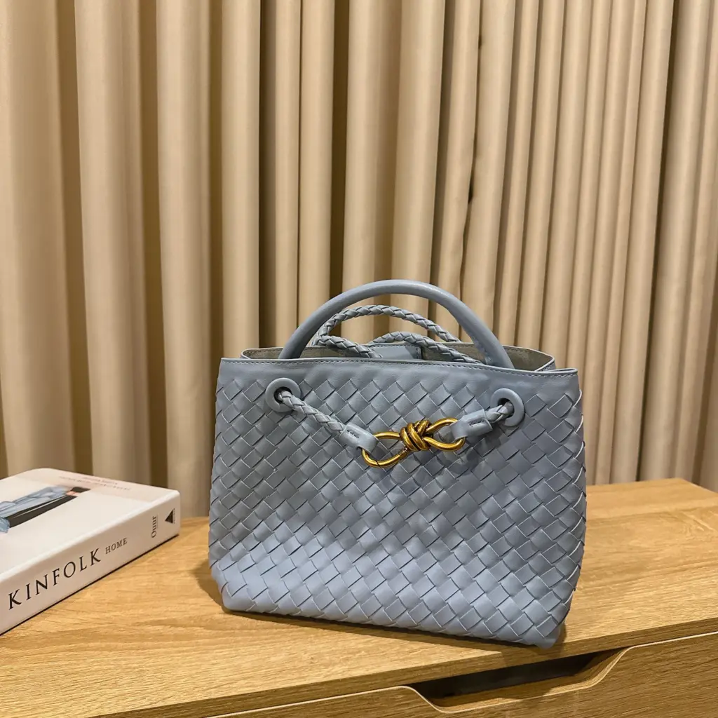 DAMIA WOVEN TOTE BAG SKY BLUE (SHEEP SKIN)