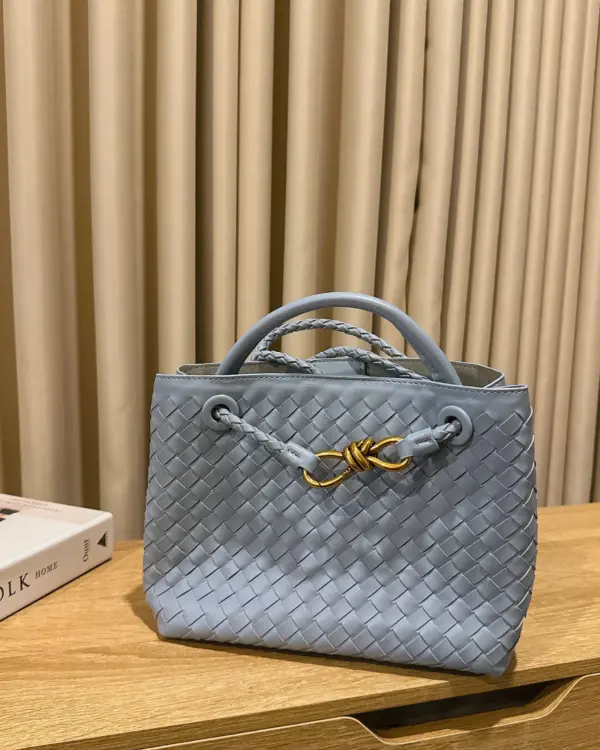 DAMIA WOVEN TOTE BAG SKY BLUE (SHEEP SKIN)